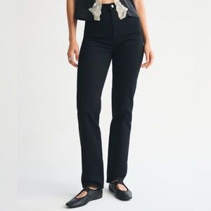 NWT. Abercrombie & Fitch Women's  Ultra High Rise 90s Straight Jean, Size 27